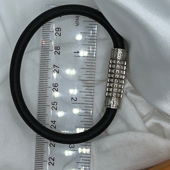 NEW ARRIVAL UNISEX LOUIS VUITTON Brass Digit Taiga Wrap Bracelet Black - Picture 4 of 4